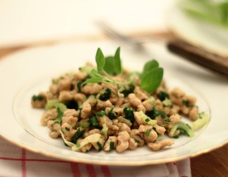 Dinkelspätzle mit Stangensellerie und frischen Kräutern