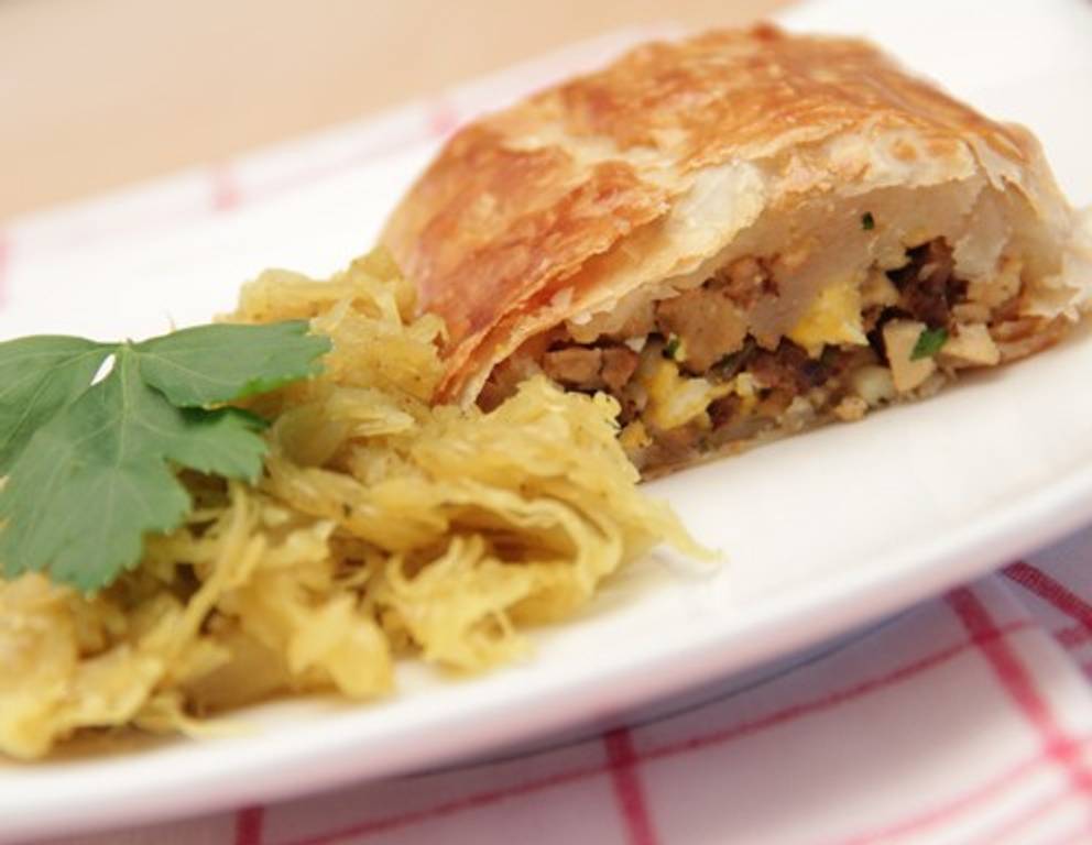 Räuchertofu-Strudel auf Apfel-Orangenkraut Räuchertofu-Strudel auf Apfel-Orangenkraut