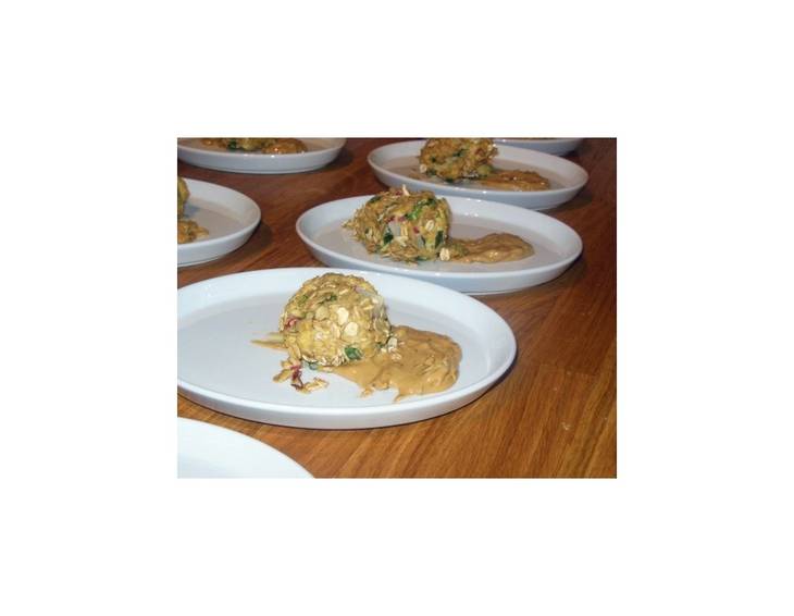 Tofulaibchen mit Müslikruste und Erdnussbutter-Kürbiskern Dip Tofulaibchen mit Müslikruste und Erdnussbutter-Kürbiskern Dip