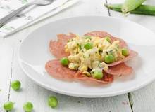 Gefüllte Wurstschüsserl mit Erbsen Gefüllte Wurstschüsserl mit Erbsen