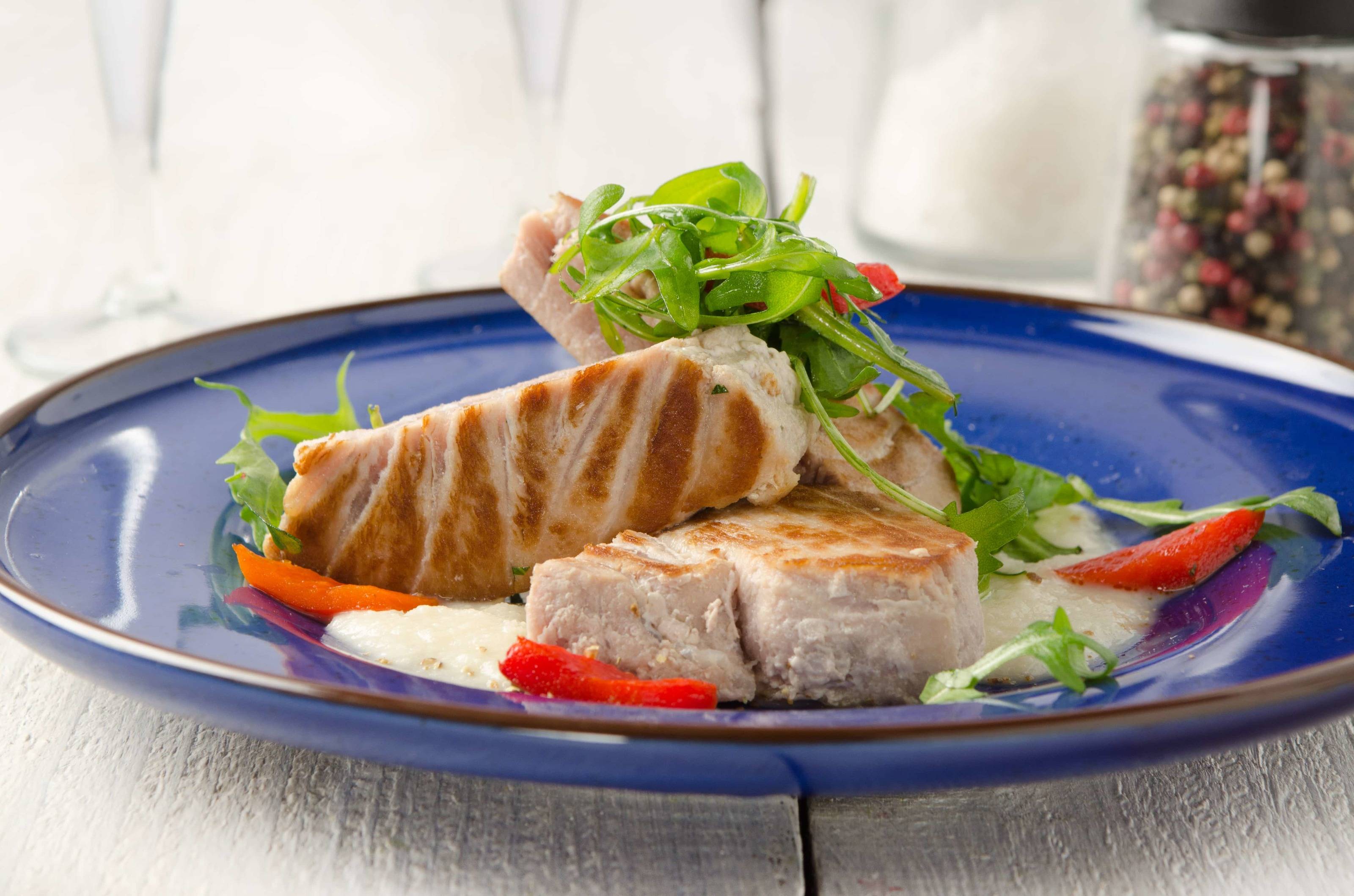 Thunfischsteaks mit Weißwein-Rucola-Sauce Rezept - ichkoche.ch Thunfischsteaks mit Weißwein-Rucola-Sauce Rezept - ichkoche.ch