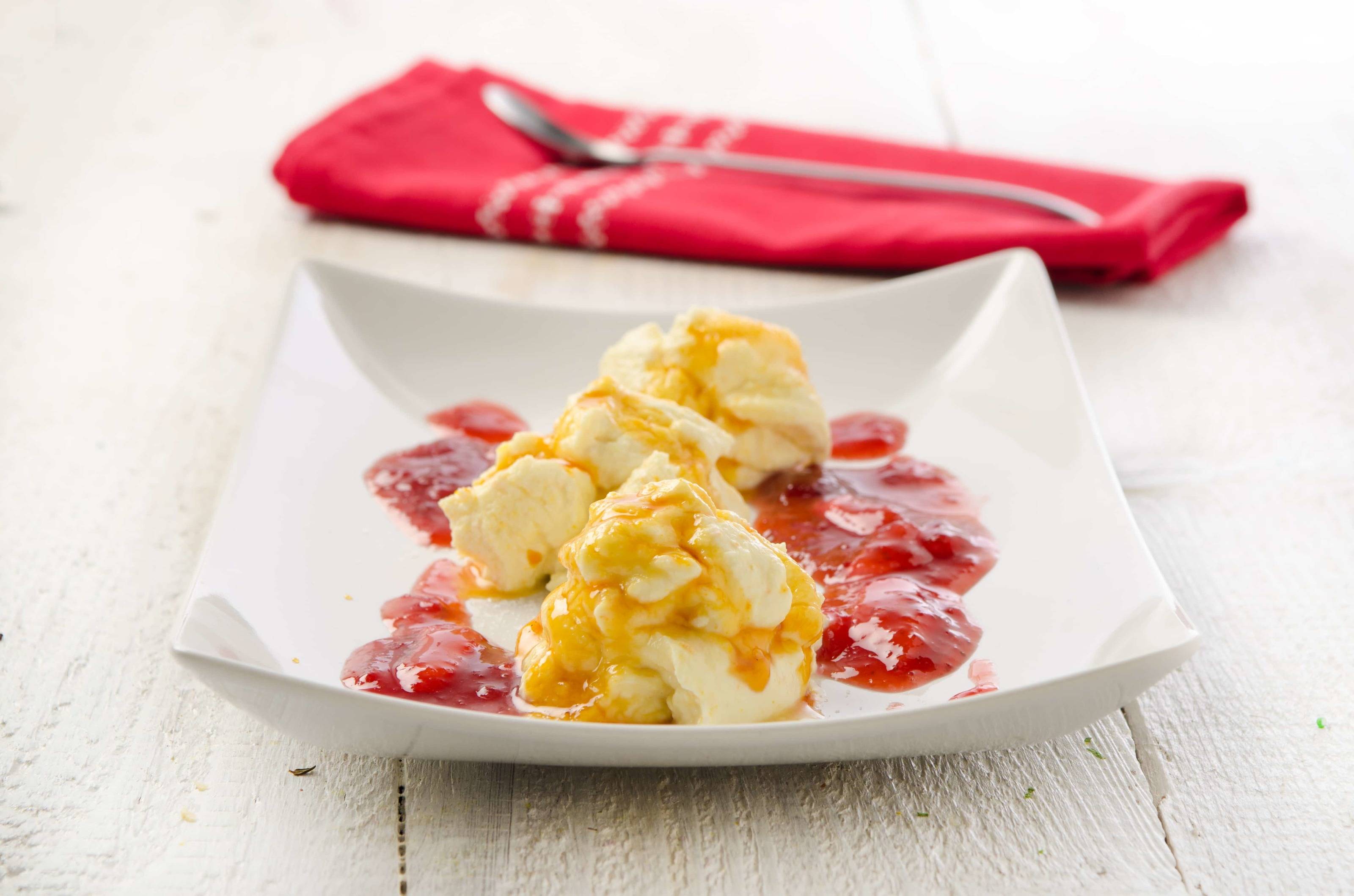 Karamellisierte Topfengupferln mit Rhabarber-Erdbeer-Sauce Rezept ...