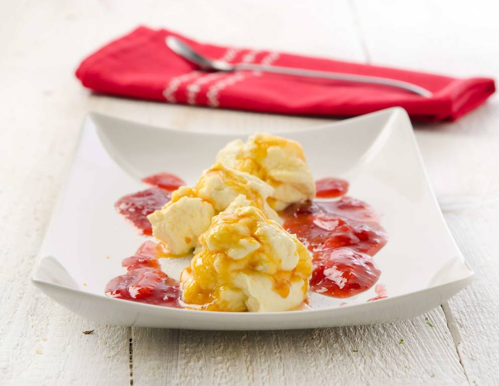 Karamellisierte Topfengupferln mit Rhabarber-Erdbeer-Sauce Karamellisierte Topfengupferln mit Rhabarber-Erdbeer-Sauce