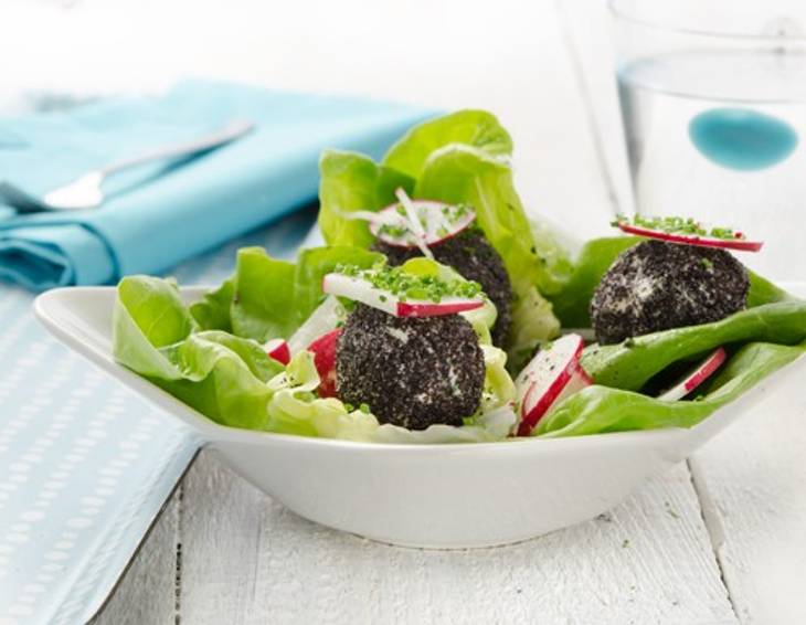 Häuptelsalat mit Radieschen und Ziegenkäsebällchen Häuptelsalat mit Radieschen und Ziegenkäsebällchen