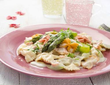 G'schmackige Spargelpasta Sie sehen dieses Bild nicht? Klicken Sie mit der rechten Maustaste darauf und wählen Sie „Bilder herunterladen.“