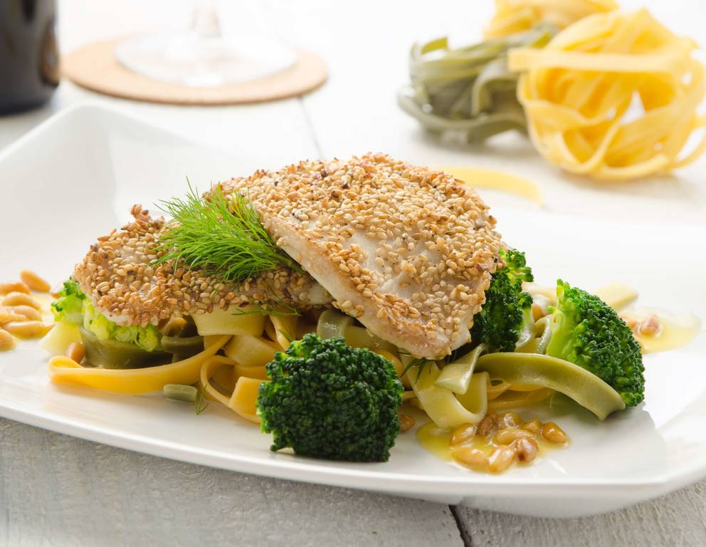 Scholle in Sesam gebraten mit Broccolinudeln Scholle in Sesam gebraten mit Broccolinudeln