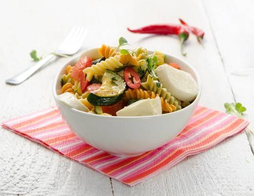 Rezept für Nudel-Zucchini-Salat mit geschmolzenen Tomaten