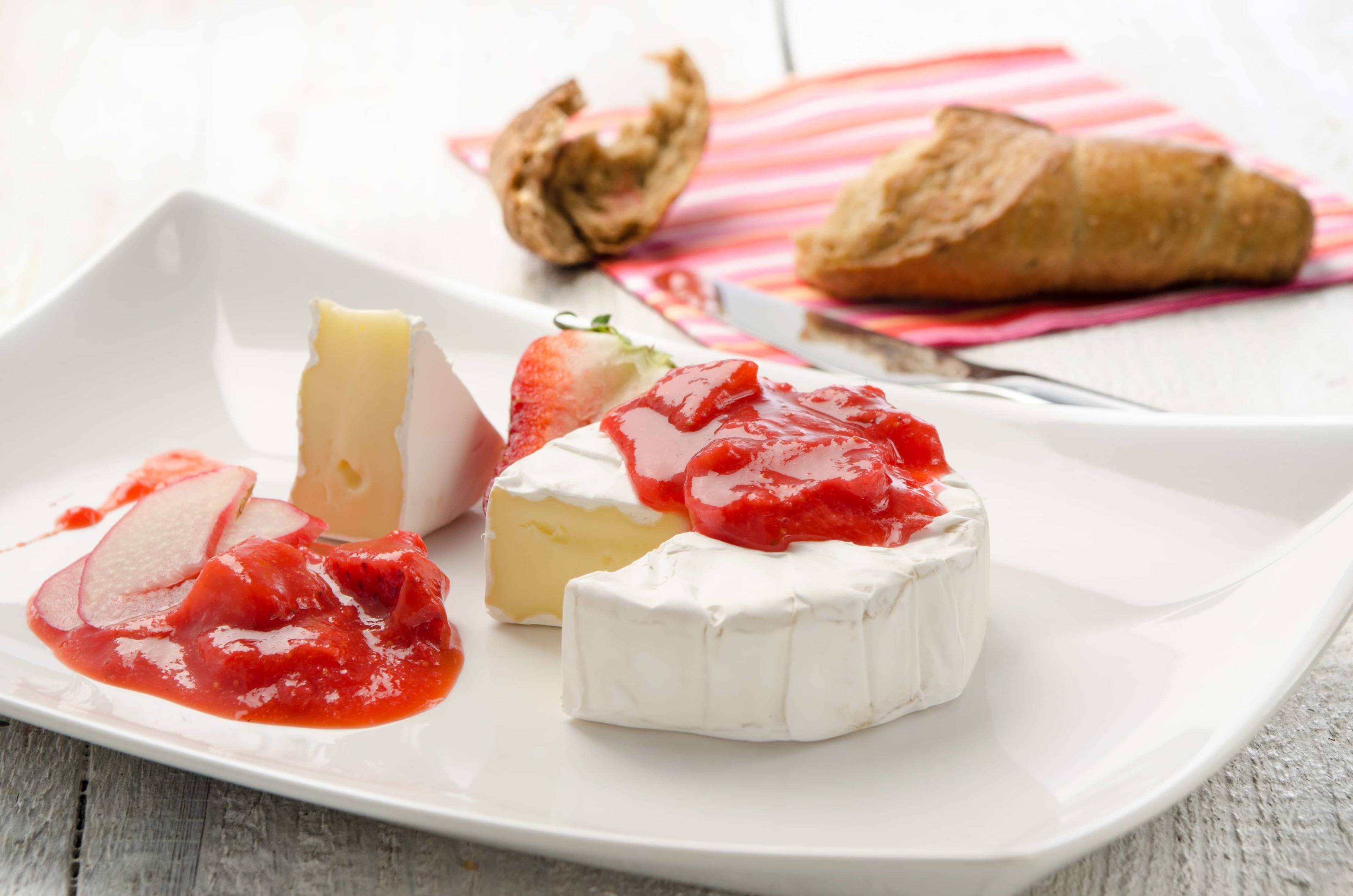 Rezept für Camembert mit Erdbeer-Rhabarber-Relish
