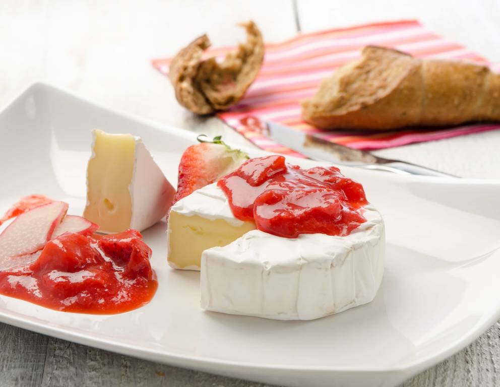 Rezept für Camembert mit Erdbeer-Rhabarber-Relish