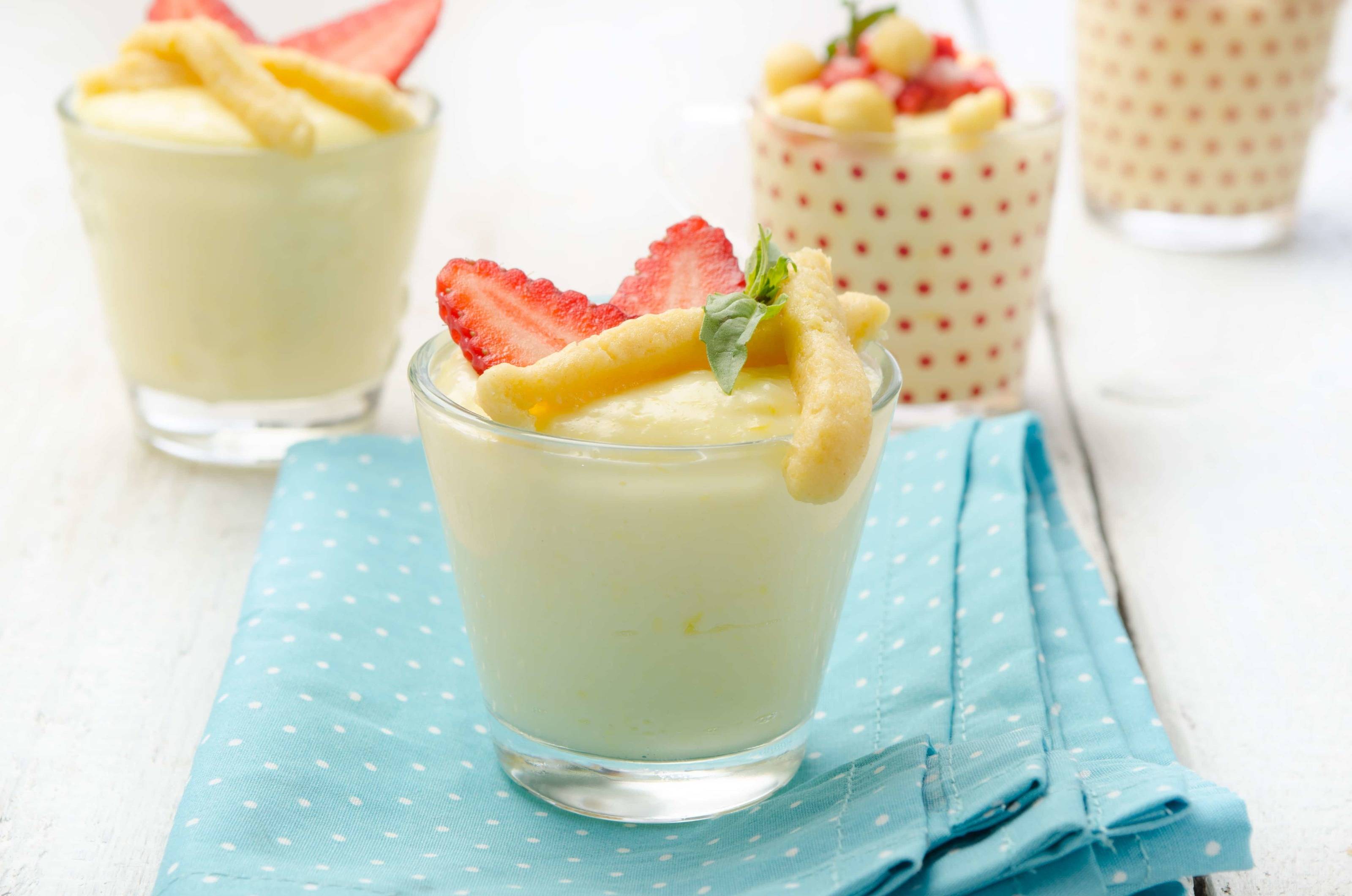 Erdbeeren mit rohem Mürbteig und Vanillepudding im Glas