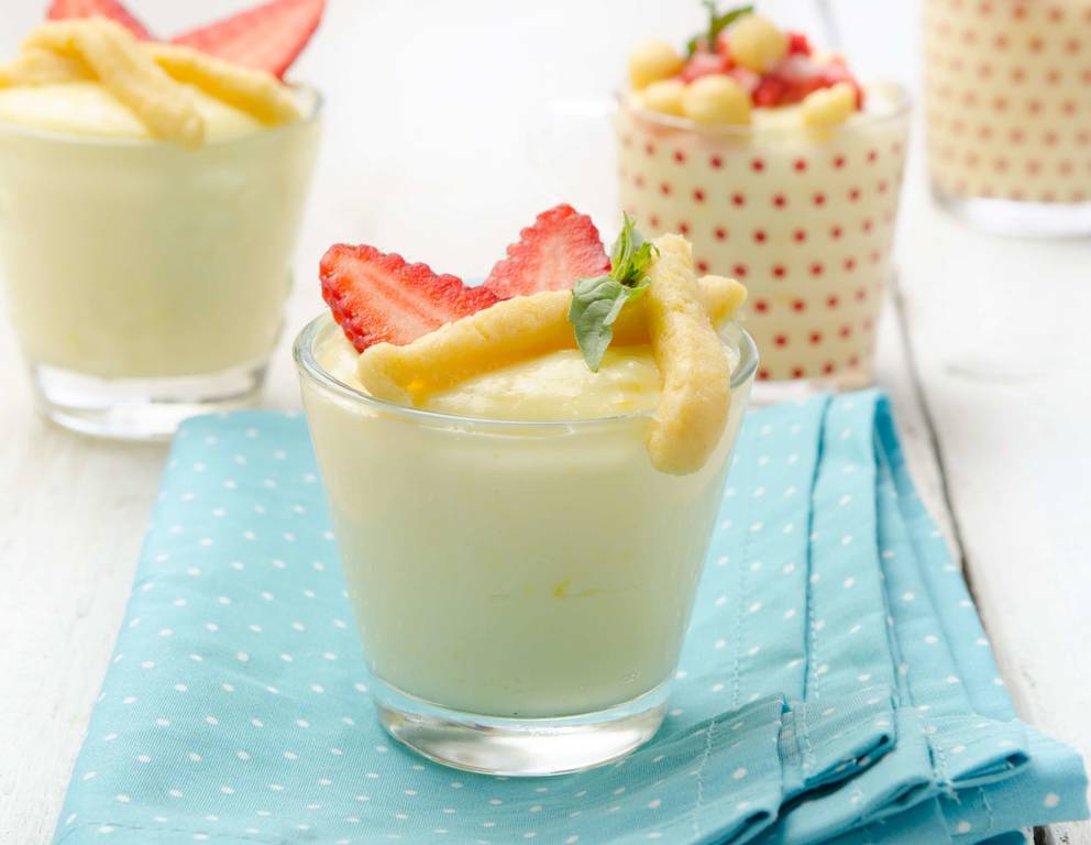 Erdbeeren mit rohem Mürbteig und Vanillepudding im Glas Erdbeeren mit rohem Mürbteig und Vanillepudding im Glas