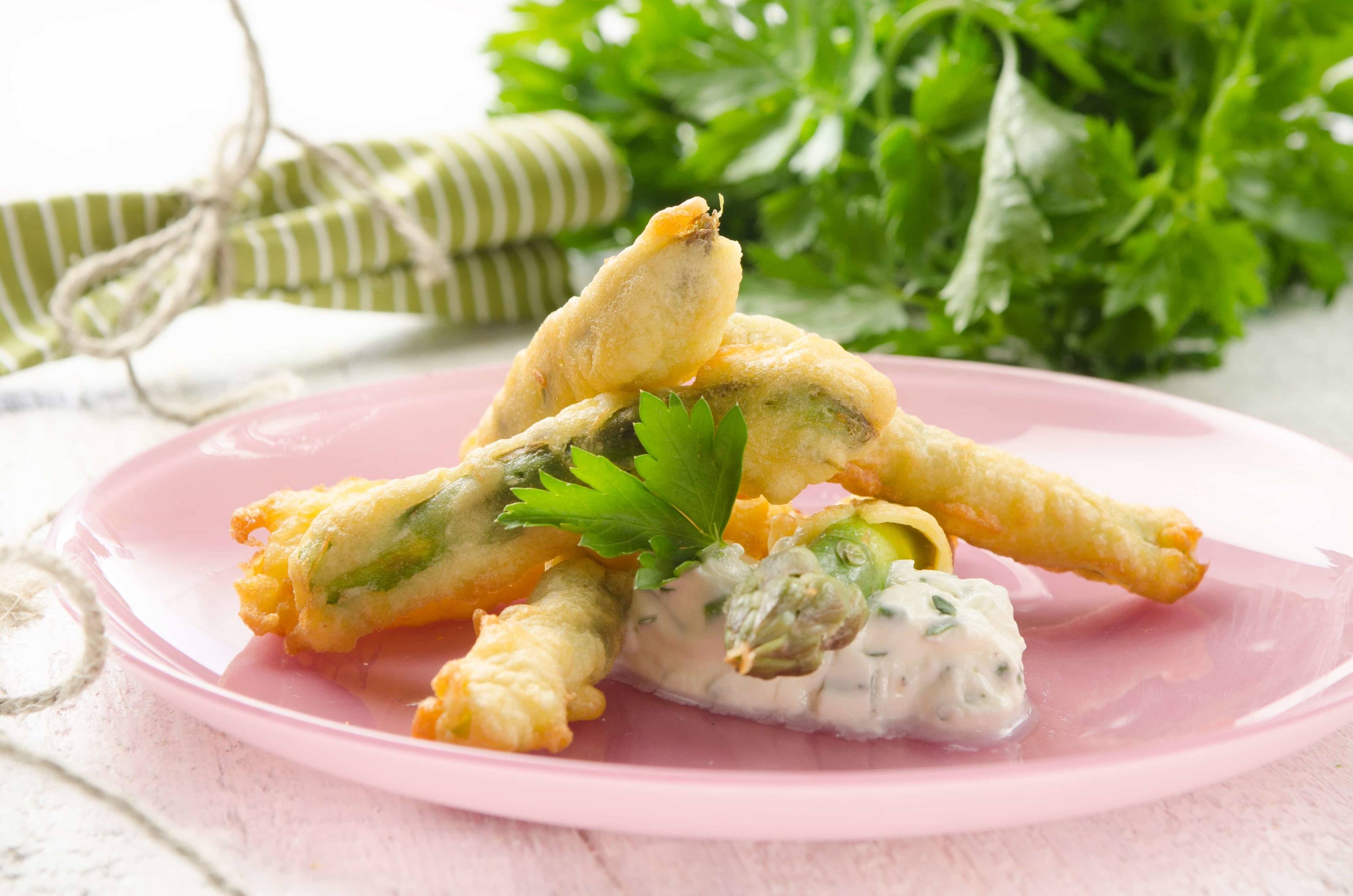 Grüner Spargel im Bierteig mit Sauce Cardinale