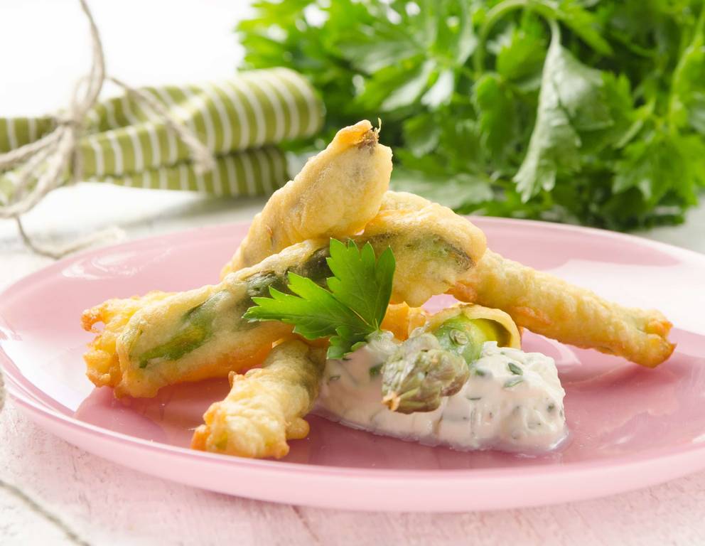 Grüner Spargel in Bierteig mit Sauce Cardinale Grüner Spargel in Bierteig mit Sauce Cardinale