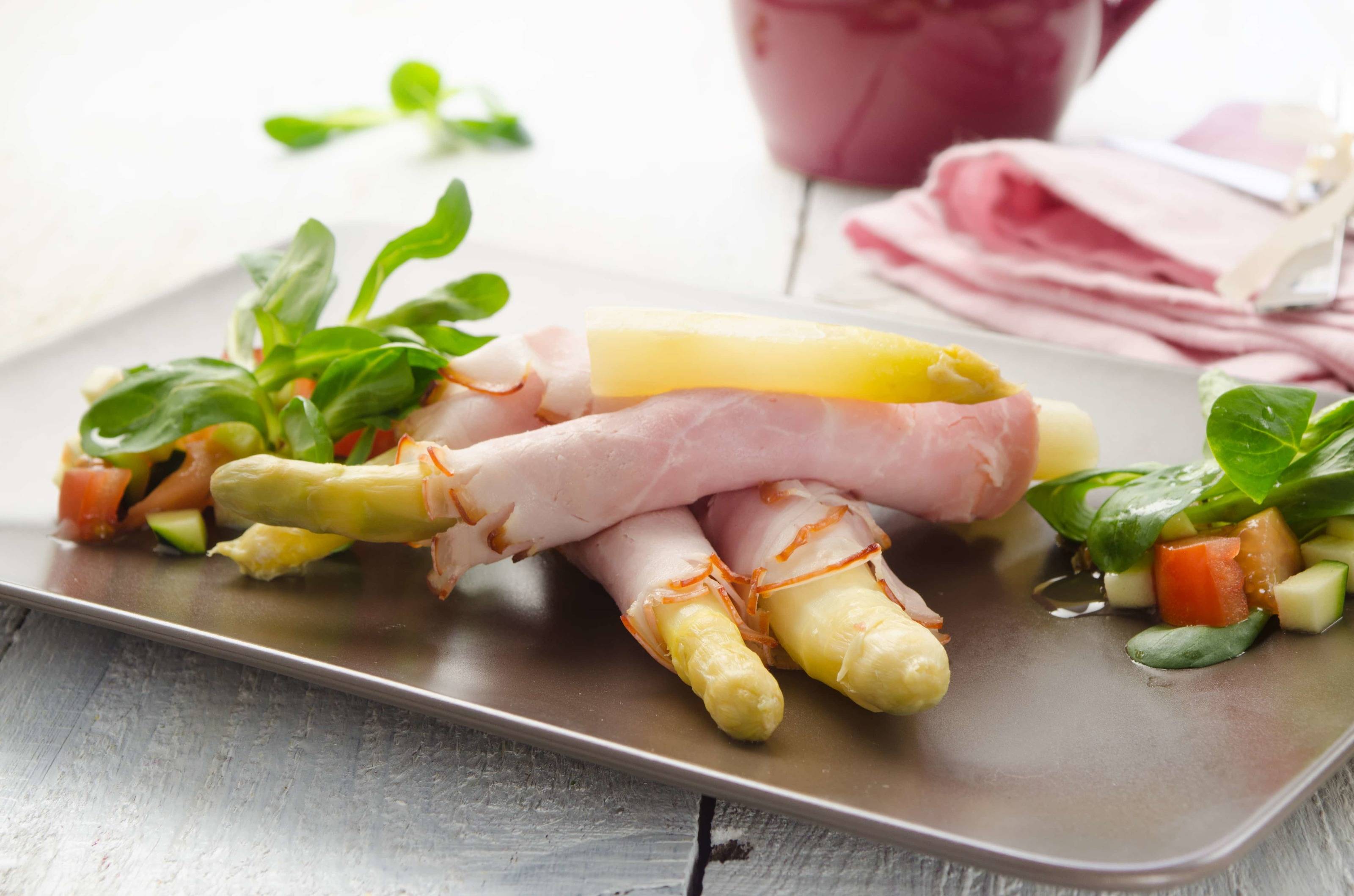 Weißer Spargel im Schinkenmantel
