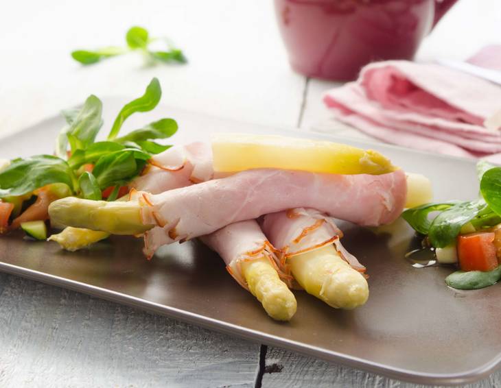 Weißer Spargel im Schinkenmantel Weißer Spargel im Schinkenmantel