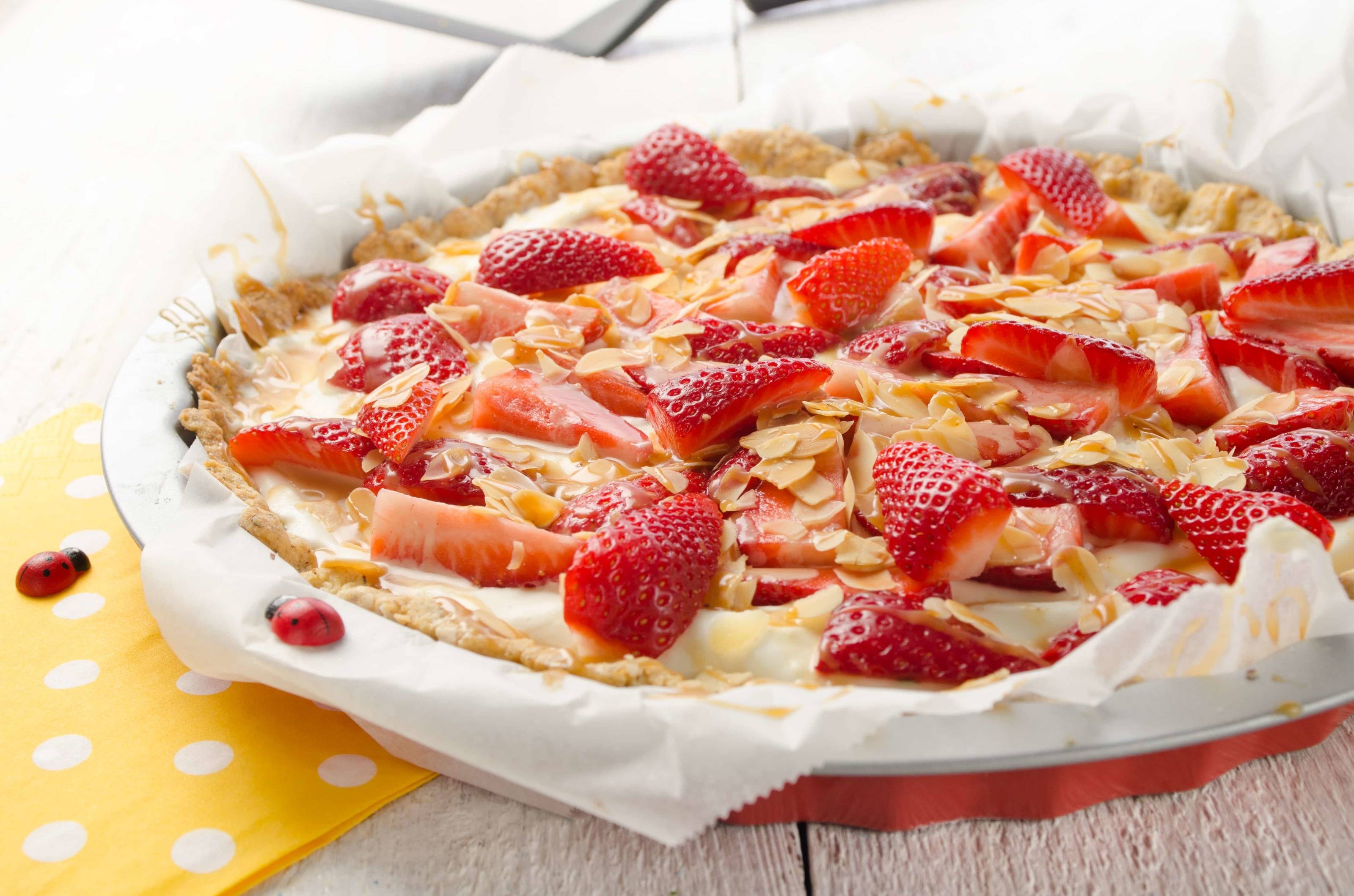 Erdbeertorte mit Haselnüssen
