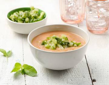 Gurken-Minze-Salsa mit kalter Kichererbsensuppe Gurken-Minze-Salsa mit kalter Kichererbsensuppe