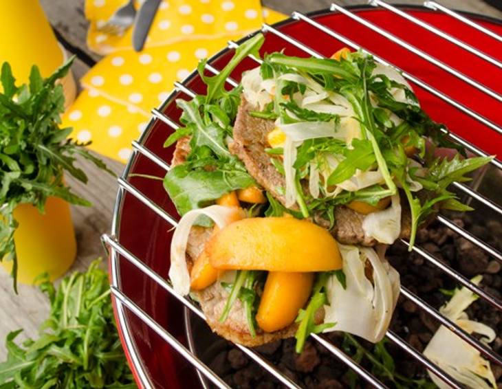 Rinderfilets mit Marillensalat Rinderfilets mit Marillensalat