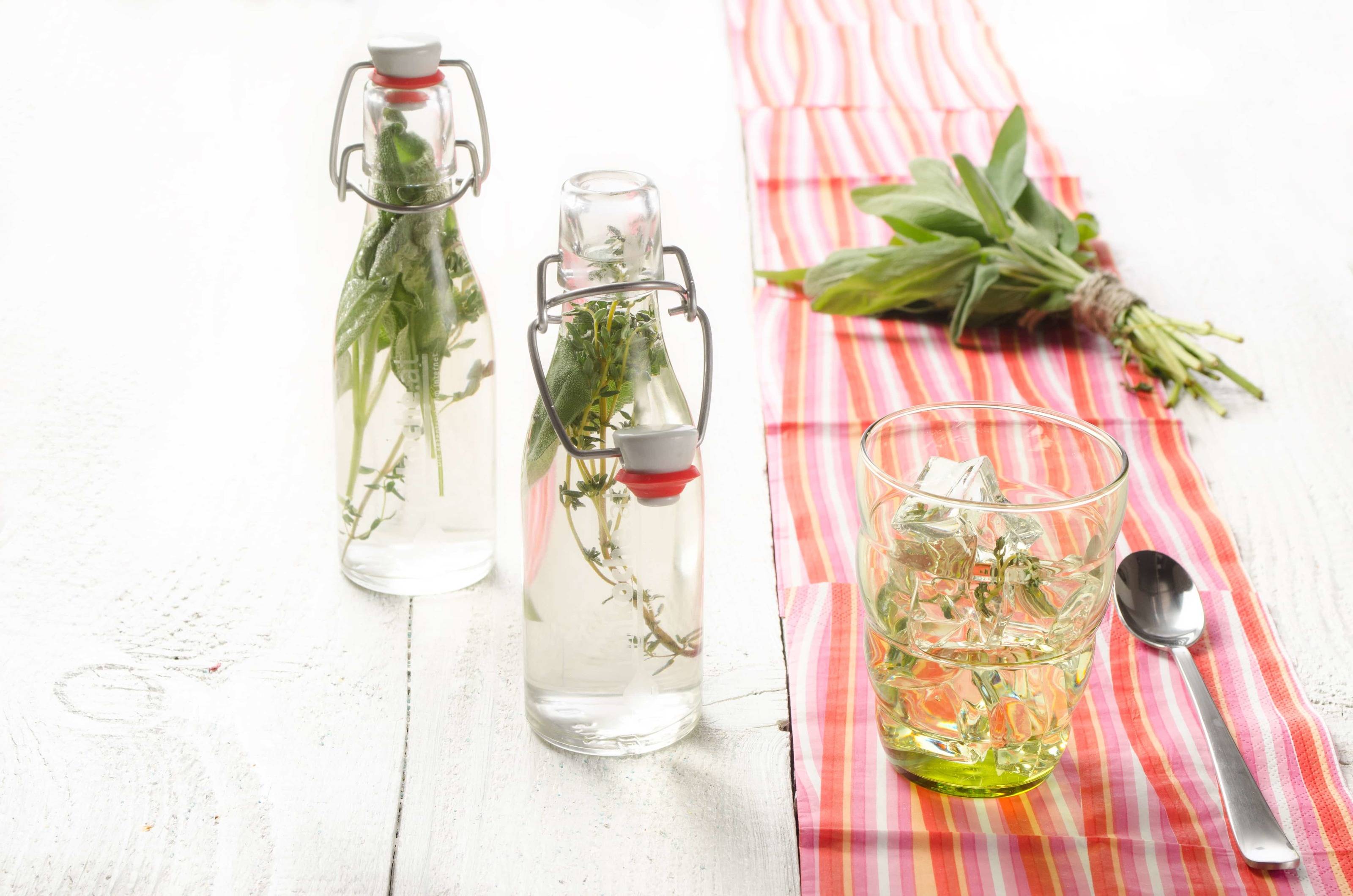 Erfrischender Sirup aus Thymian und Salbei