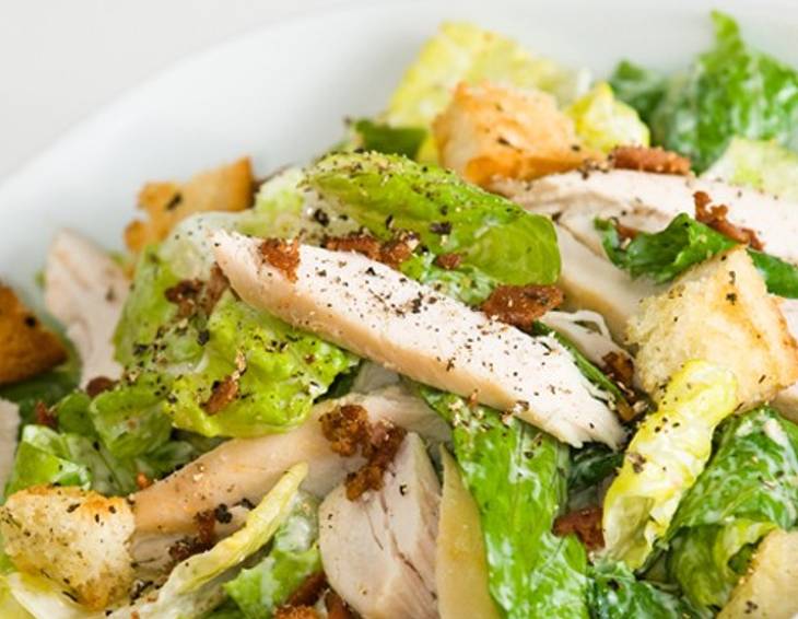 Caesar Salad mit gebratenen Hühnerstreifen