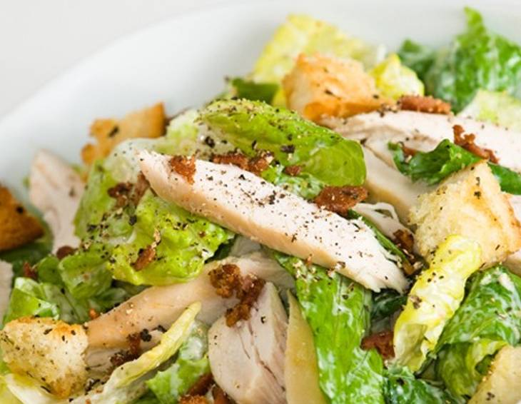 Caesar Salad mit gebratenen Hühnerstreifen Caesar Salad mit gebratenen Hühnerstreifen