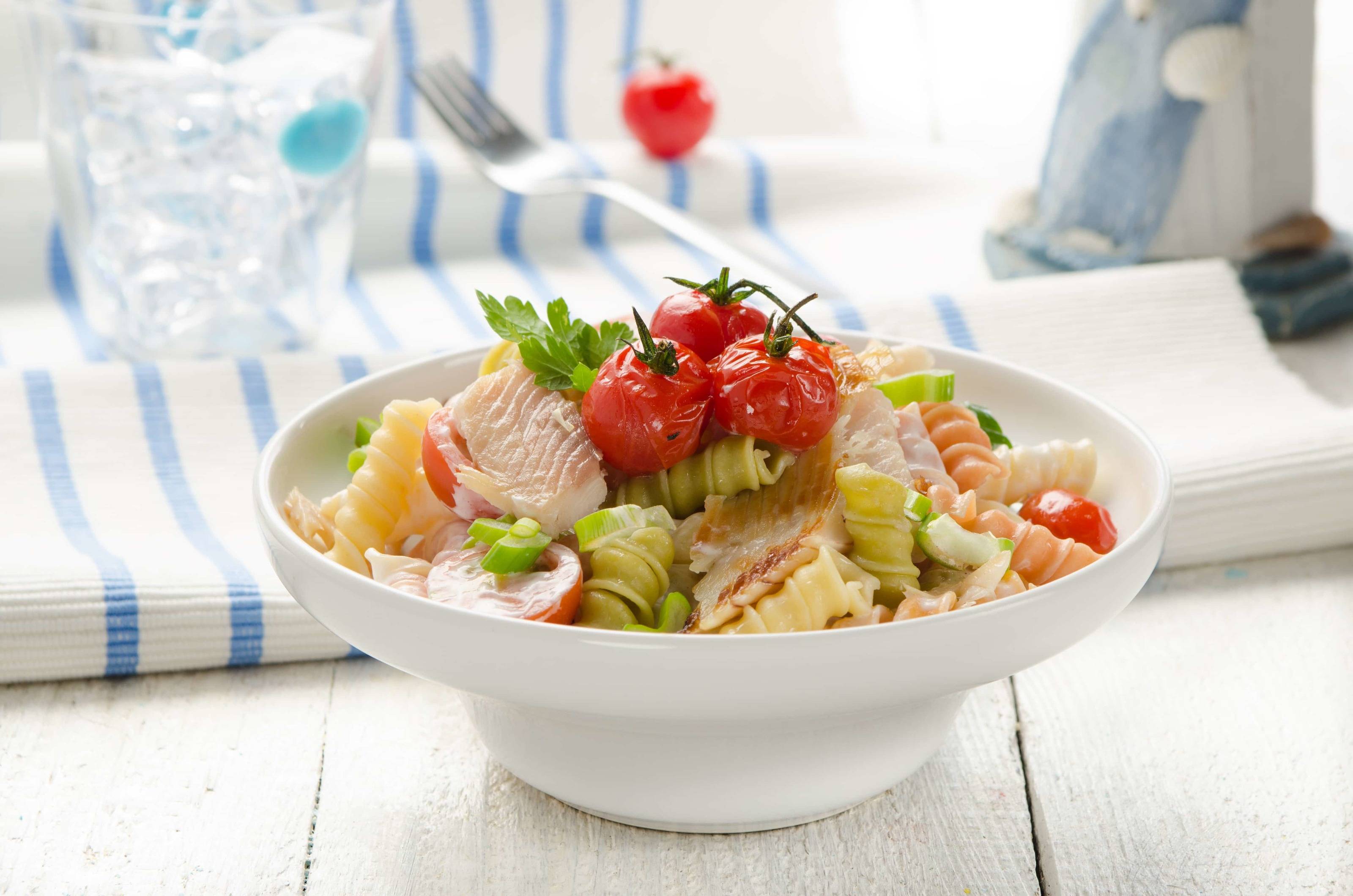 Rollini-Salat mit Paradeisern und geräucherte Forelle