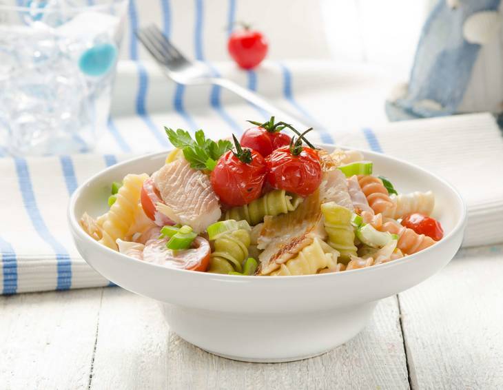 Rollini-Salat mit Paradeisern und geräucherter Forelle Rollini-Salat mit Paradeisern und geräucherter Forelle