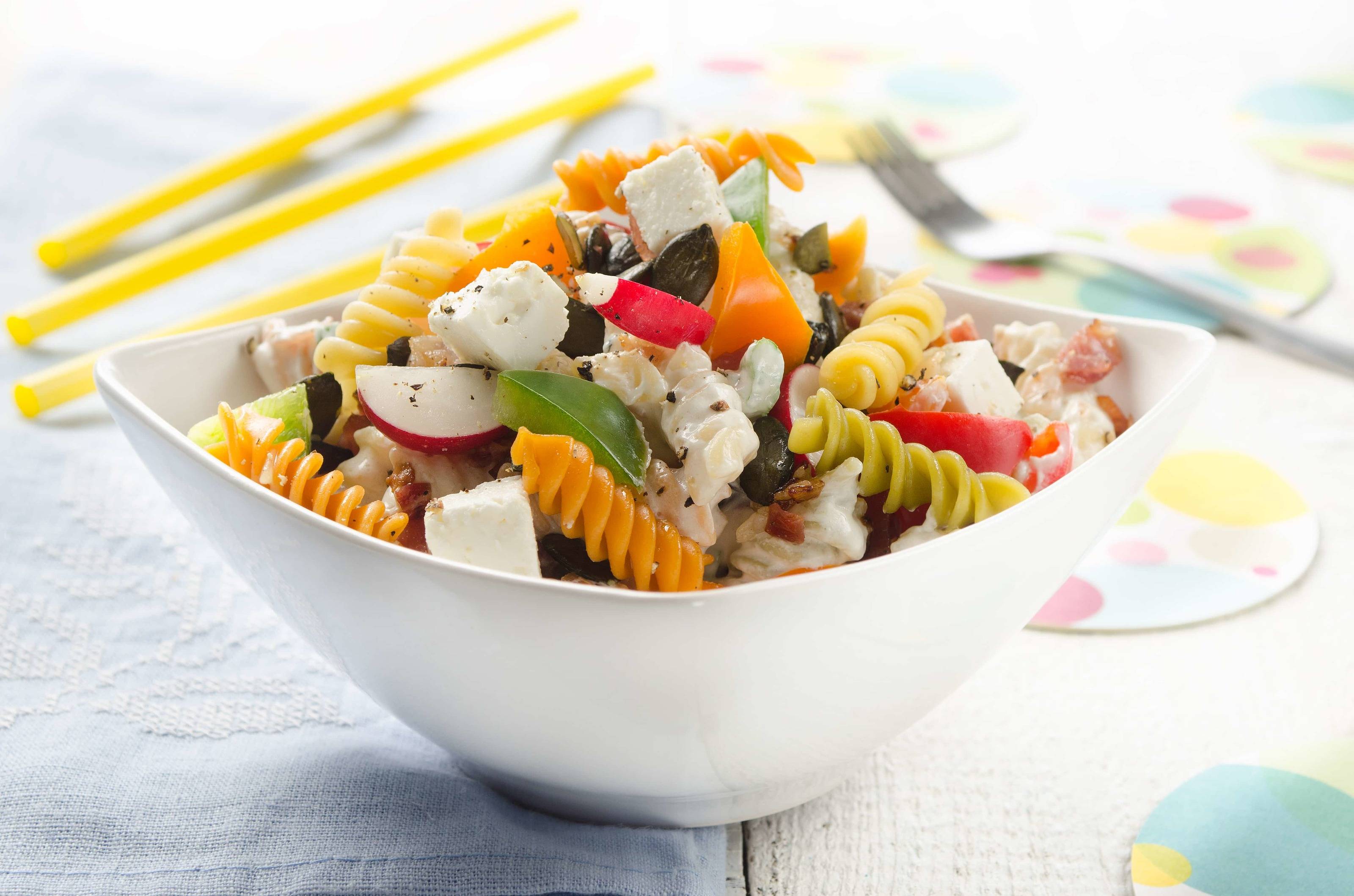 Dralli-Salat mit Speck, Schafkäse, Radieschen und Paprika