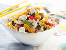Dralli-Salat mit Speck, Schafkäse, Radieschen und Paprika