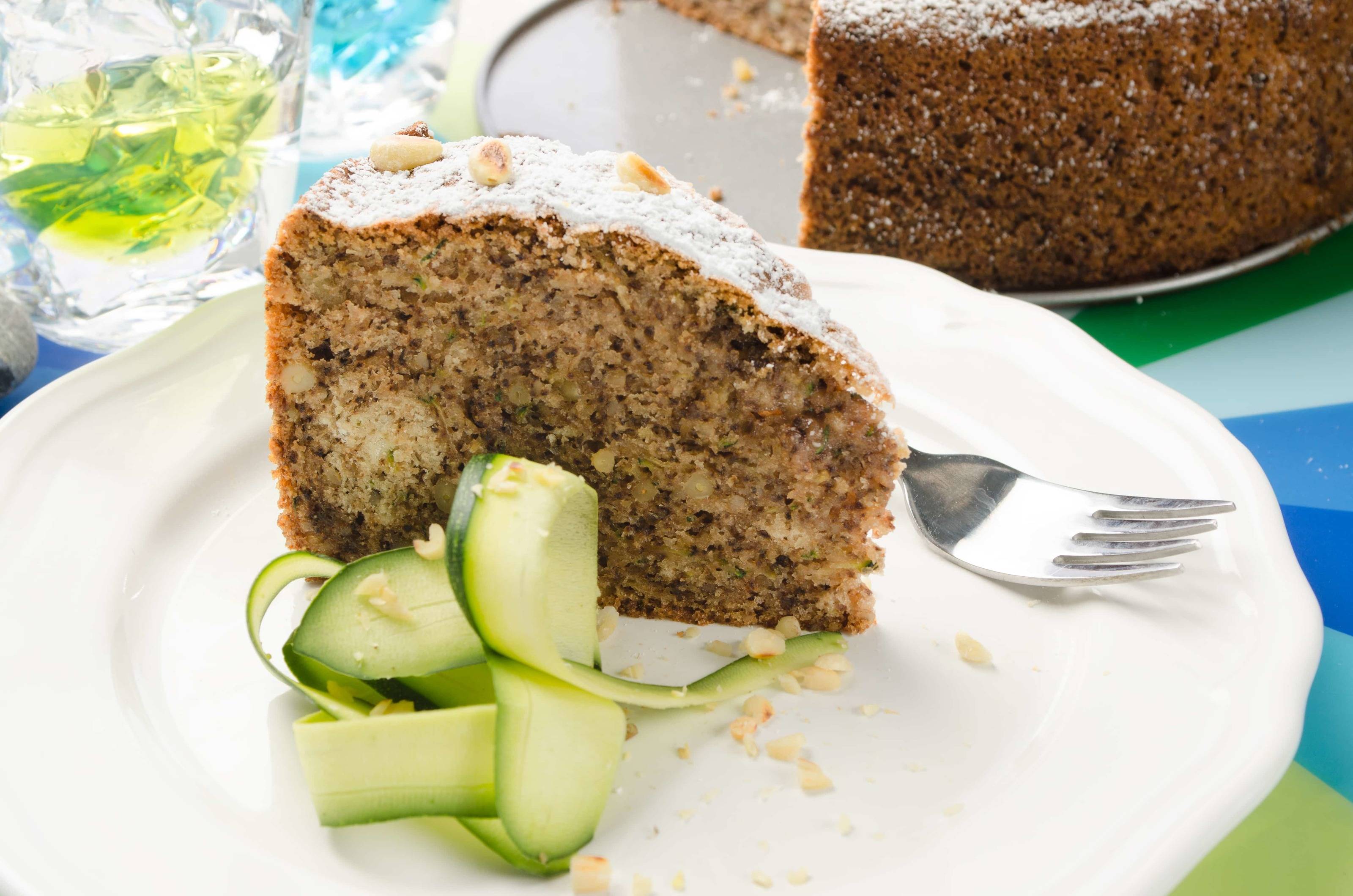 Zucchinikuchen mit Pinienkernen