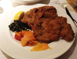 <p>Costolleta alla milanese ist ein Mailänder Spezialität, die sich von seinem österreichischen Doppelgänger lediglich im Zuschnitt des Kalbfleischs unterscheidet. <a rel="nofollow" href="http://www.ichkoche.at/costoletta-alla-milanese-rezept-3046" target="_self">Hier geht es zum Rezept!</a></p> <p>Costolleta alla milanese ist ein Mailänder Spezialität, die sich von seinem österreichischen Doppelgänger lediglich im Zuschnitt des Kalbfleischs unterscheidet. <a rel="nofollow" href="http://www.ichkoche.at/costoletta-alla-milanese-rezept-3046" target="_self">Hier geht es zum Rezept!</a></p>