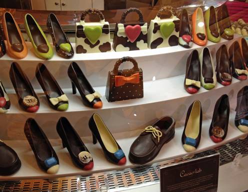<p>Schuhe aus Schokolade - was begehrt das Frauenherz mehr!</p>