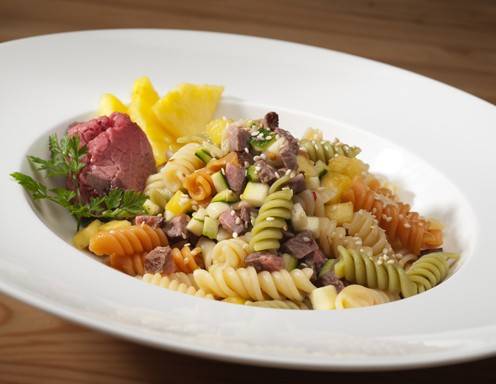 Nudelsalat mit Ananas und Roastbeef