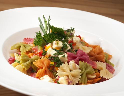 Bunte Farfalle mit Paprika und Schafskäse Rezept - ichkoche.at