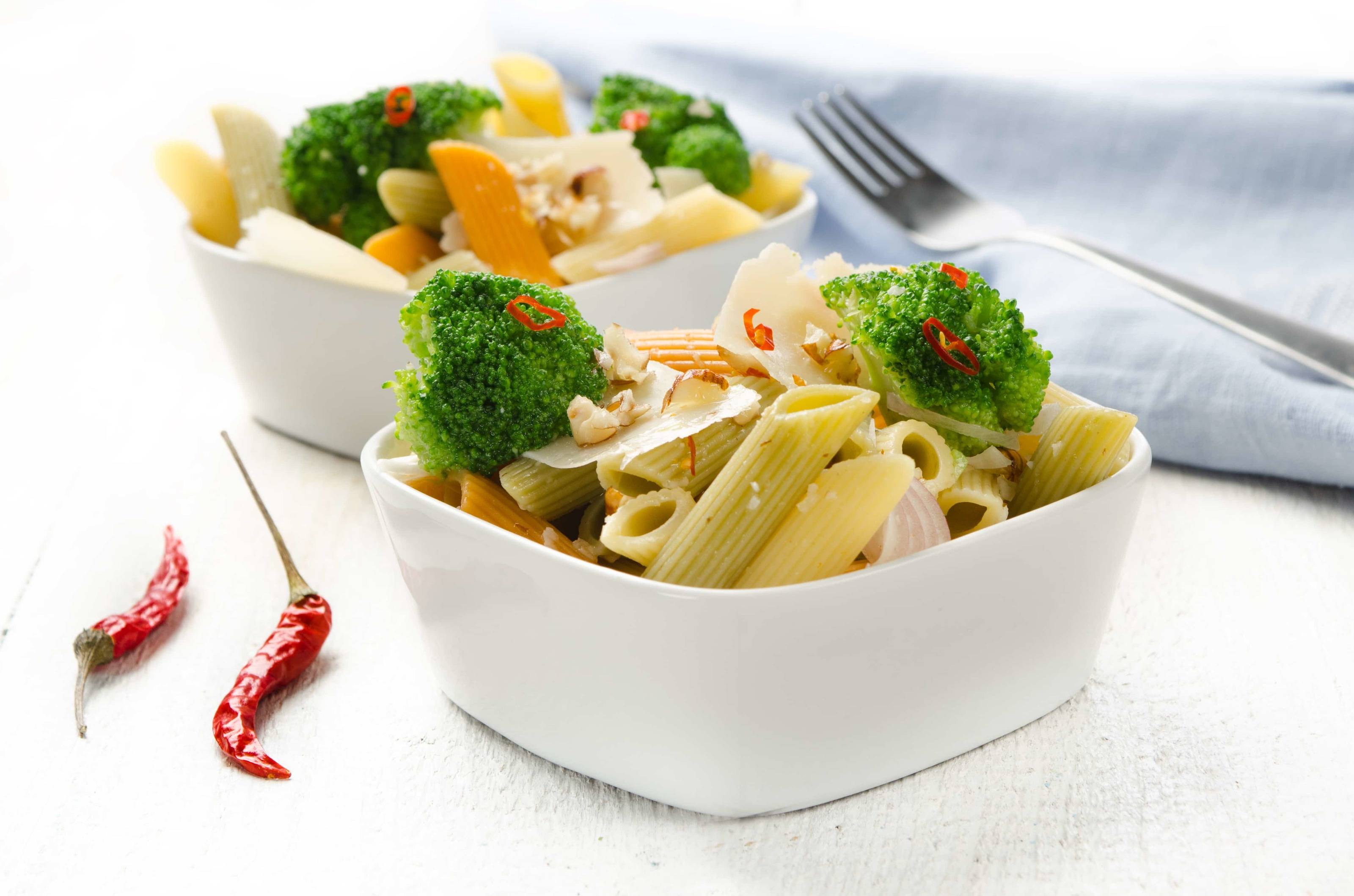 Bunte Penne mit Brokkoli, Chili und Haselnusspesto