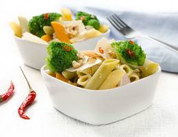 Bunte Penne mit Brokkoli, Chili und Haselnusspesto Bunte Penne mit Brokkoli, Chili und Haselnusspesto