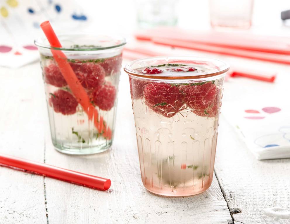 Himbeerspritzer mit Limetten-Minze-Granité Himbeerspritzer mit Limetten-Minze-Granité