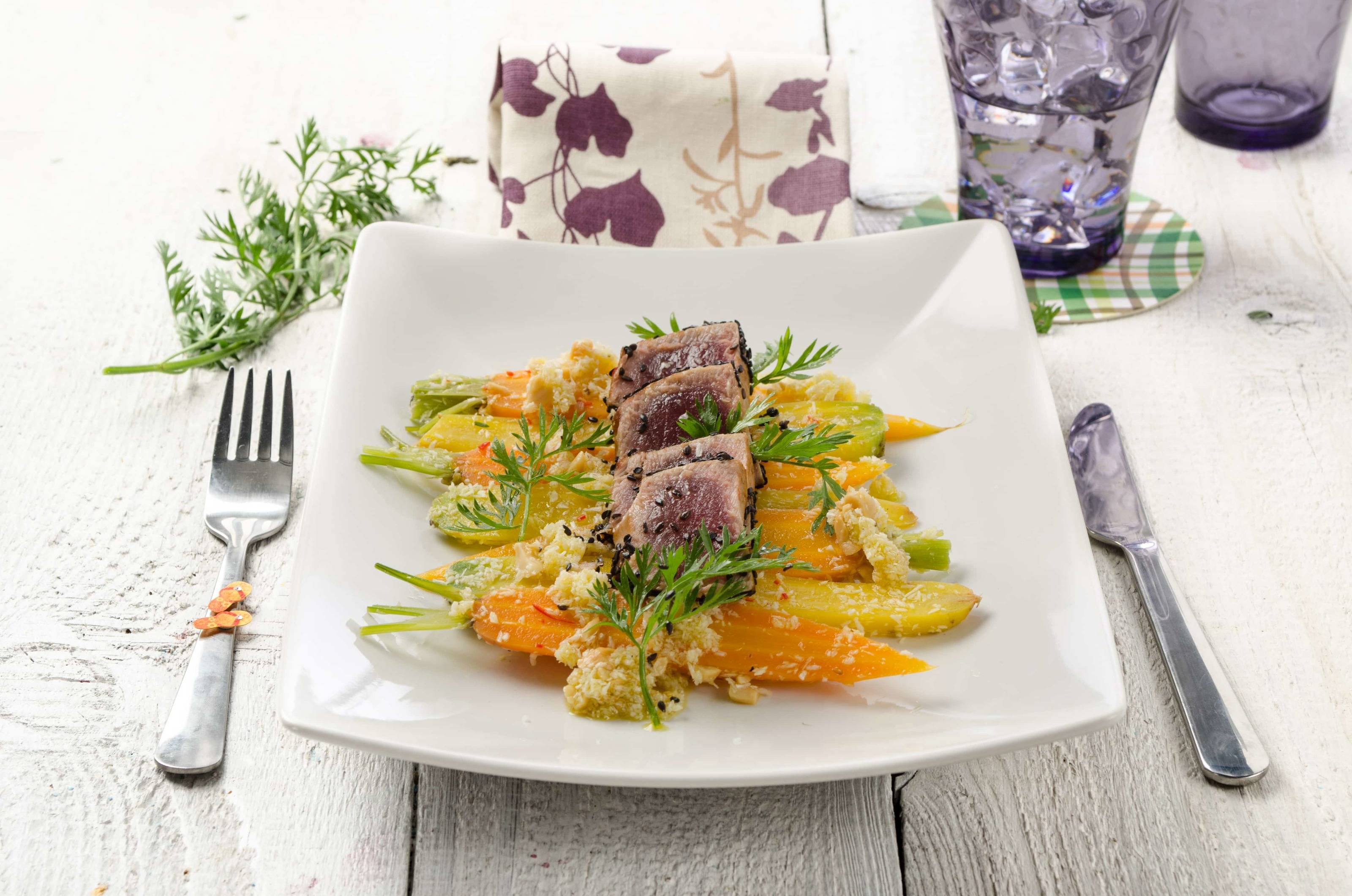 Karottensalat mit Kokosnuss und gebratenem Thunfisch