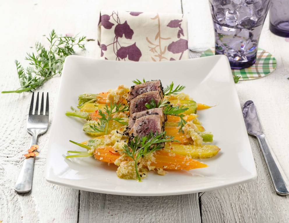 Karottensalat mit Kokosnuss und gebratenem Thunfisch Rezept - ichkoche