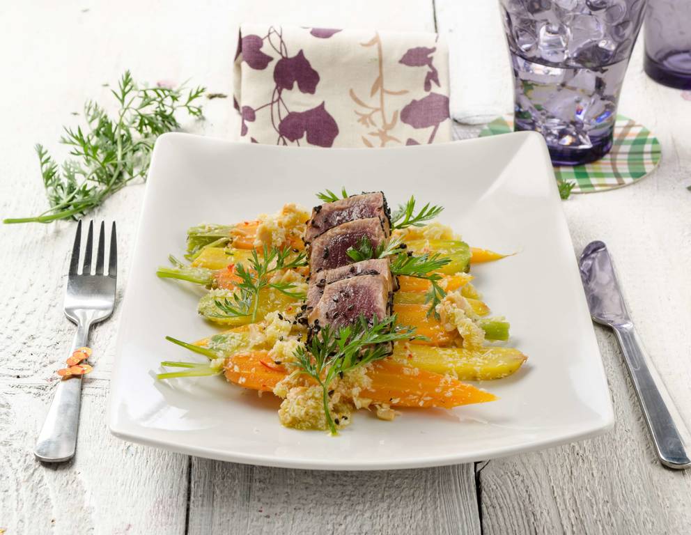 Karottensalat mit Kokosnuss und gebratenem Thunfisch Karottensalat mit Kokosnuss und gebratenem Thunfisch