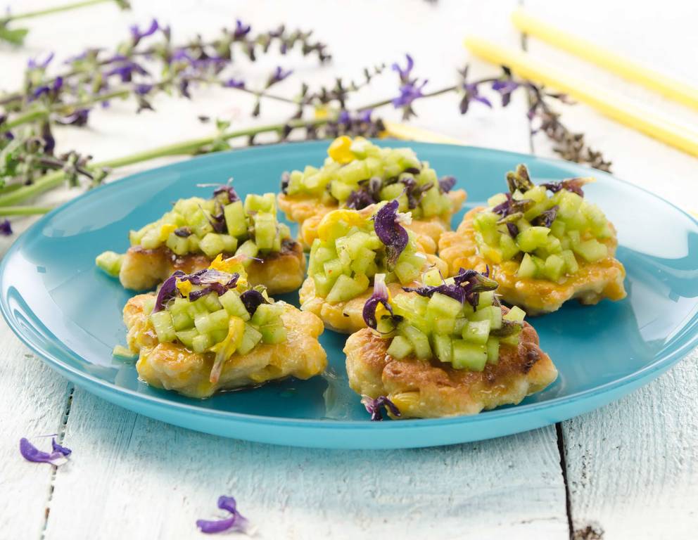Maisküchlein mit Gurkensalsa Maisküchlein mit Gurkensalsa