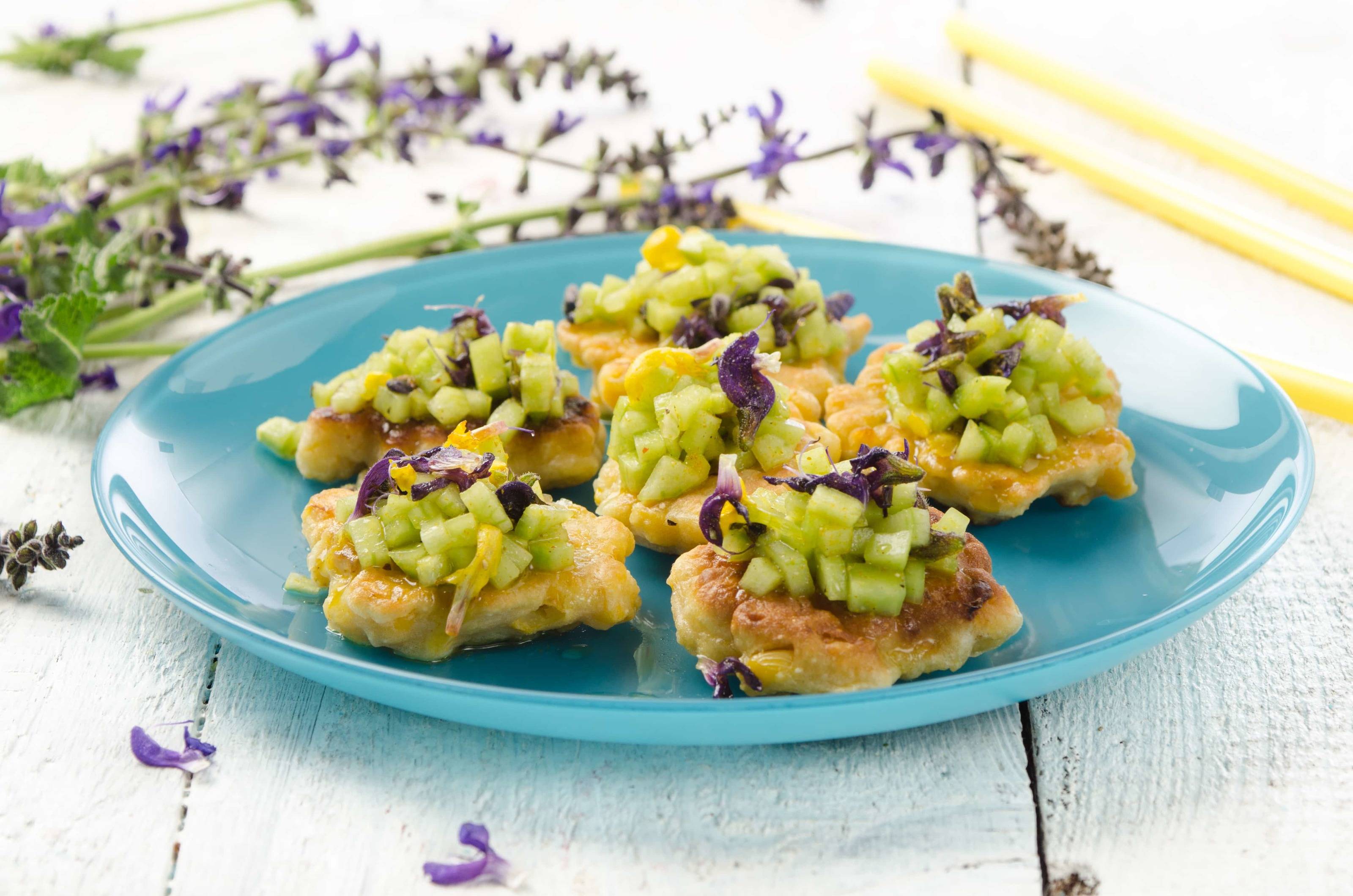 Maisküchlein mit Gurkensalsa Rezept - ichkoche.de Maisküchlein mit Gurkensalsa Rezept - ichkoche.de