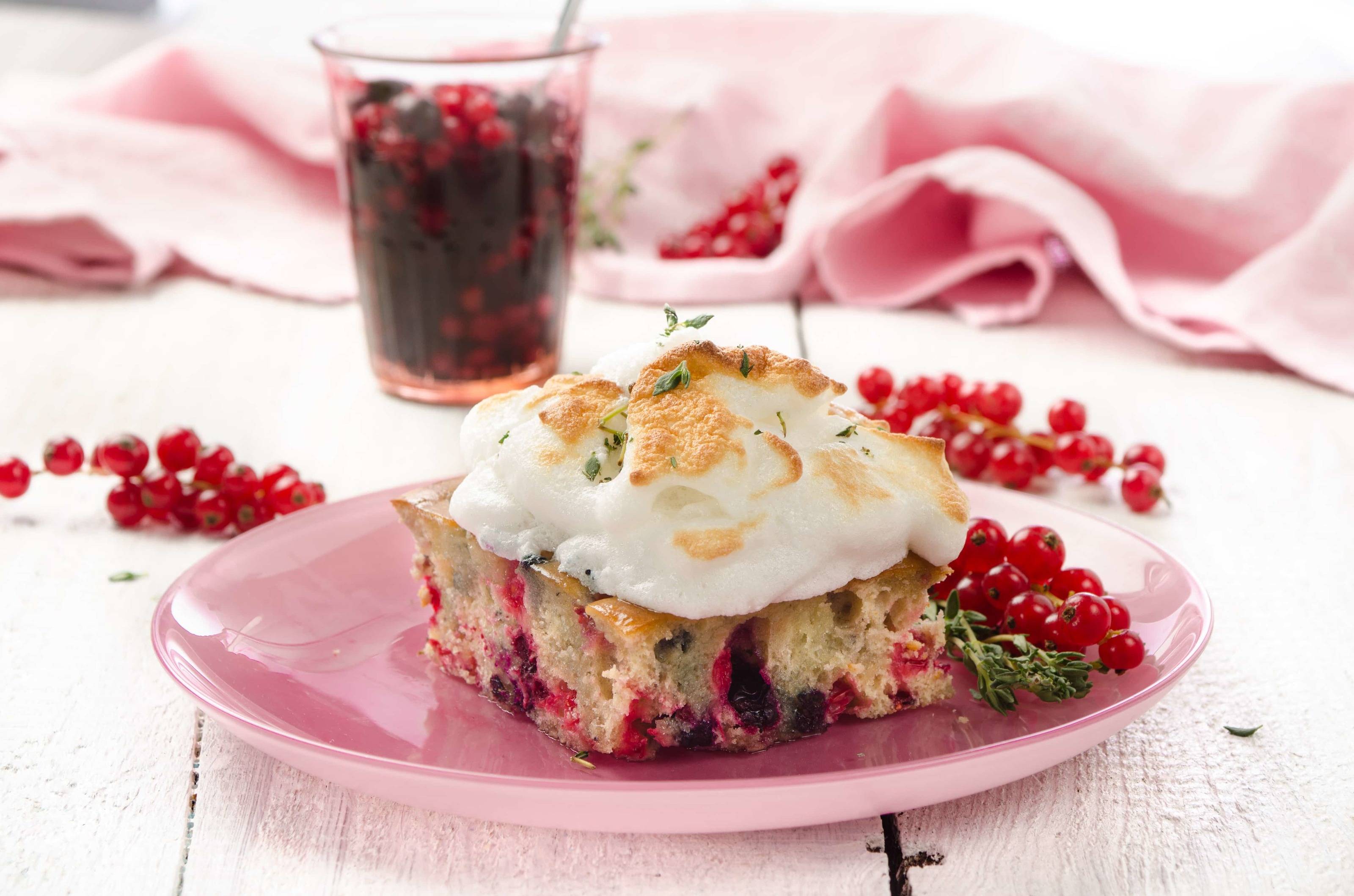 Blechkuchen mit Ribiseln und Thymian-Schneehaube