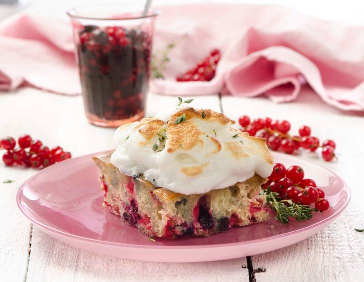 Blechkuchen mit Ribiseln und Thymian-Schneehaube