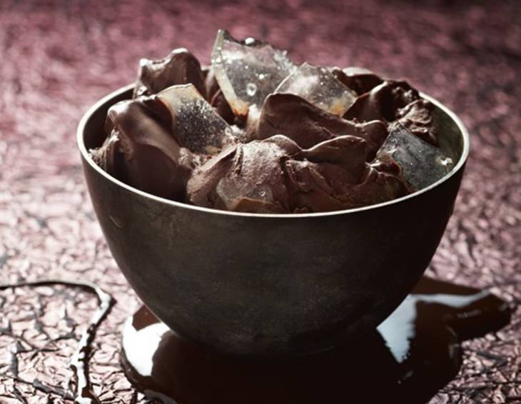 Eiscreme mit dunkler Schokolade