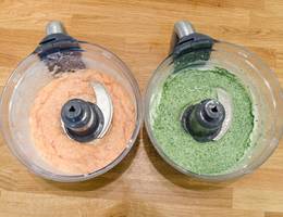 <p>Lachswürfel mit Salz, Pfeffer sowie Zitronensaft würzen und gemeinsam mit einem Eiklar und Obers in einer Küchenmaschine geben. Zu einer Farce mixen und nochmals abschmecken.</p>
<p>Babyspinat in wenig Wasser blanchieren (überbrühen), abseihen und abschrecken. Gut ausdrücken! Einige Blätter zur Seite legen. Den Spinat mit Topfen, einem Eiklar, Salz und Pfeffer ebenfalls zu einer Farce vermixen.</p>
<p> </p> <p>Lachswürfel mit Salz, Pfeffer sowie Zitronensaft würzen und gemeinsam mit einem Eiklar und Obers in einer Küchenmaschine geben. Zu einer Farce mixen und nochmals abschmecken.</p>
<p>Babyspinat in wenig Wasser blanchieren (überbrühen), abseihen und abschrecken. Gut ausdrücken! Einige Blätter zur Seite legen. Den Spinat mit Topfen, einem Eiklar, Salz und Pfeffer ebenfalls zu einer Farce vermixen.</p>
<p> </p>