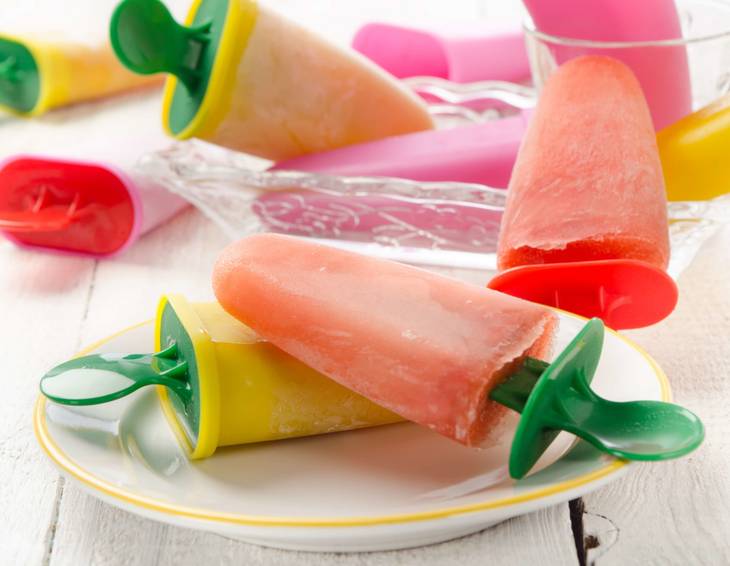 Gefrorener Erdbeer-Sangria am Stiel Gefrorener Erdbeer-Sangria am Stiel