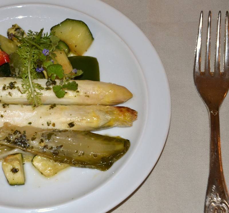 Spargel mit Schmorgemüse