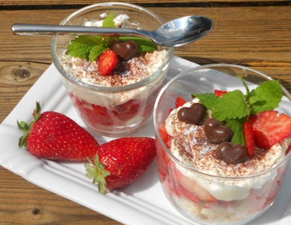 Erdbeertiramisu mit Buttermilch Erdbeertiramisu mit Buttermilch