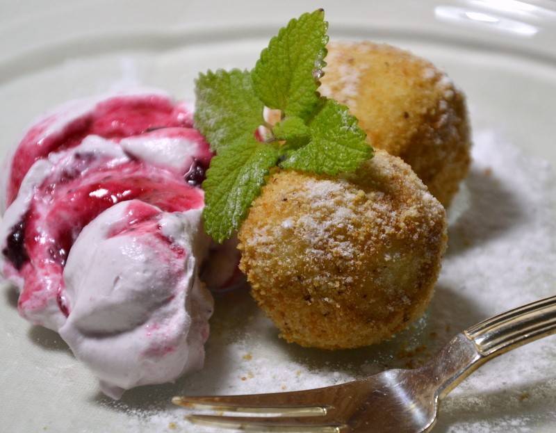 Topfenknödel mit Preislbeerschaum